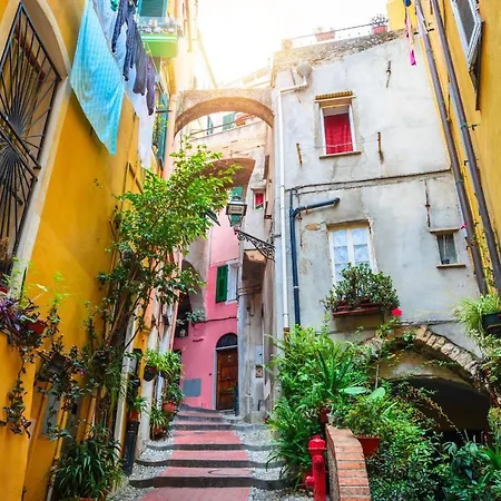 Giannina Few Meters From Theater Ariston - Happy סנרמו